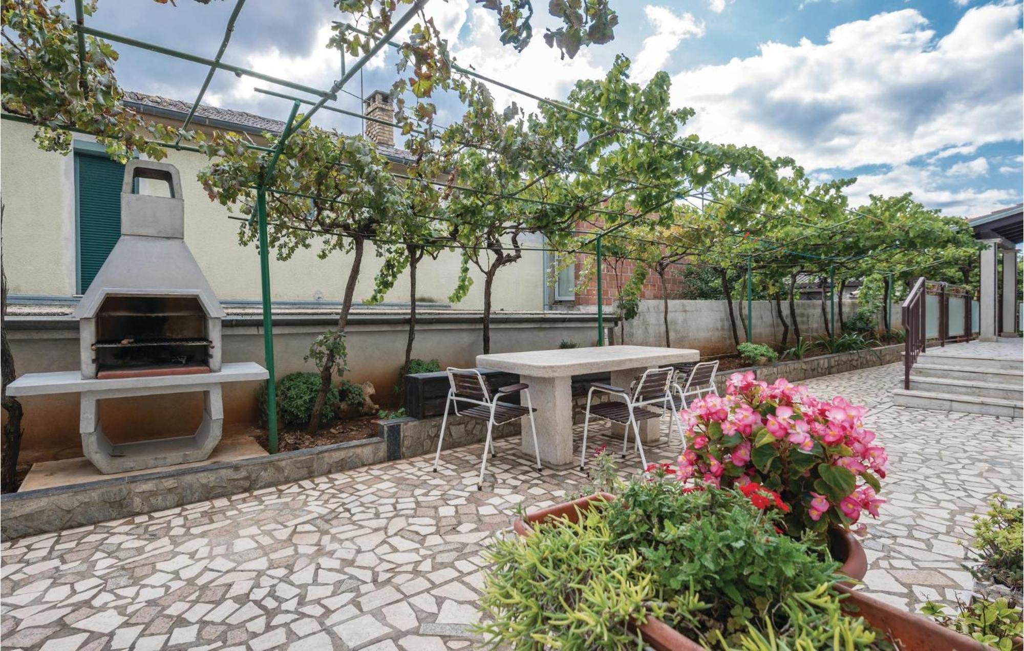 1 Bedroom Cozy Apartment In Pula Exterior foto